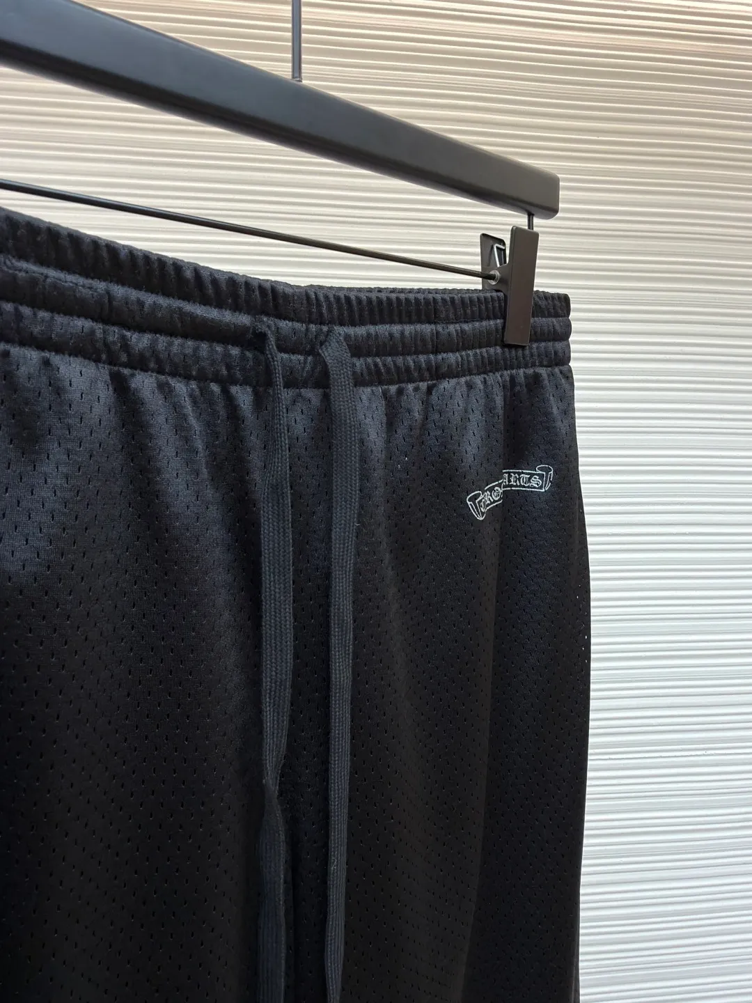 Chrome Hearts ice hockey uniform letter printed trousers ●Original version: purchased and developed by 10989 ●Item number: 1681769-A40 ●Fabric: high-density breathable mesh fabric ●Technology: printing production ●Color: black ●Version: fitted version ●Weight: about 535 grams ●Size: S-M-L ●Description: Made of high-density breathable mesh fabric, treated with soft washing technology, it is smooth to the touch and breathable, and will not feel stuffy after long-term wear. The side of the trousers is decorated with embossed pattern embroidery, which is made through multi-layer needlework technology. The texture is three-dimensional and exquisite, and it is not easy to fall off, highlighting the dark aesthetic style of the brand. The waist is equipped with a drawstring design, which is suitable for various waistlines and can be worn without restraint. The fit is a loose, straight cut, with natural hems to ensure a neat look and plenty of room for movement. The stitching of the whole trousers is neat and even, and there is no accumulation of burrs in the details. The size is measured manually (an error of 1-3CM is normal). The craftsmanship balances comfort attributes and trendy design. It is a street style item with both practicality and style. The overall wiring is straight and delicate, the fabric is comfortable and soft, and the color is consistent without color difference. It can be matched with the same style to create a fashionable look and control various occasions. Customized accessories, complete with three standards, same style for men and women!